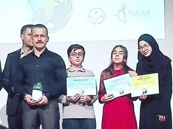 Bu okulda başarı var ,başarının devamında mutluluk var .Ufka yolculuk yarışmasının ödül töreni Pendik Atatürk Kültür Merkezinde gerçekleştirildi. 